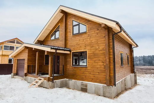 Двухэтажный деревянный дом с гаражом