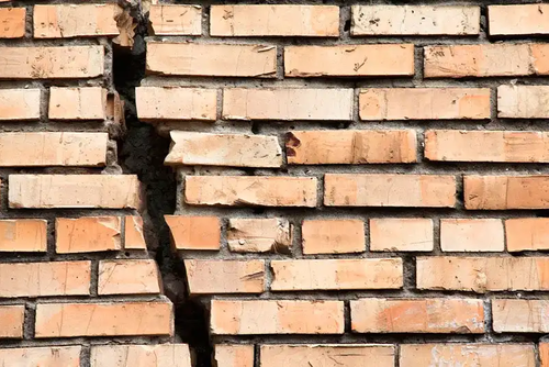 Трещины на стене дома