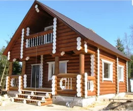 Красивый двухэтажный бревенчатый дом
