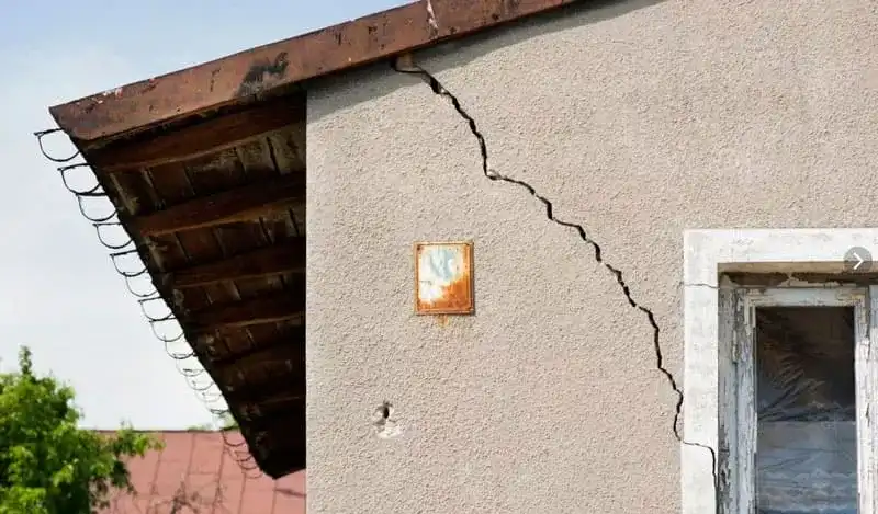 Причины появления трещин на стене